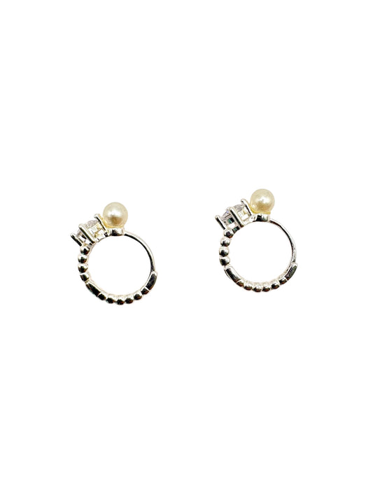 Par de Huggies con piedra y Perla hecho de Plata 925