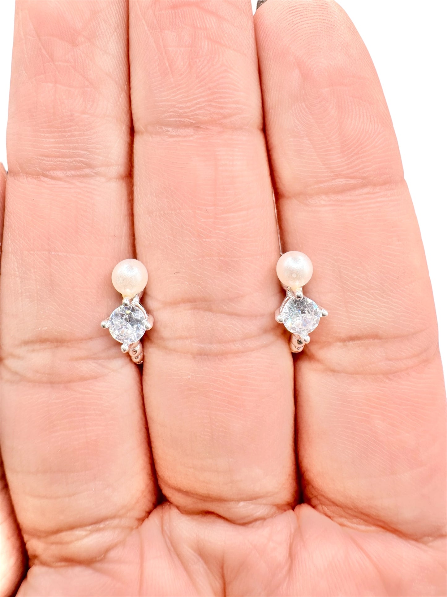 Par de Huggies con piedra y Perla hecho de Plata 925