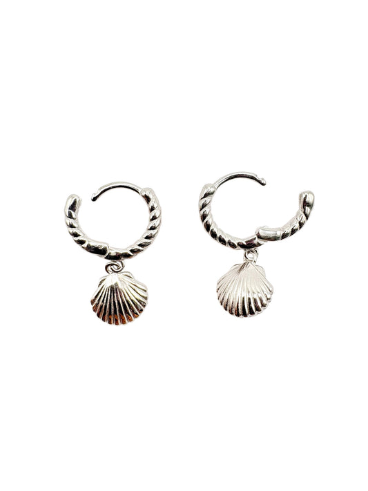 Par de Huggies con conchita colgante hecho de plata 925
