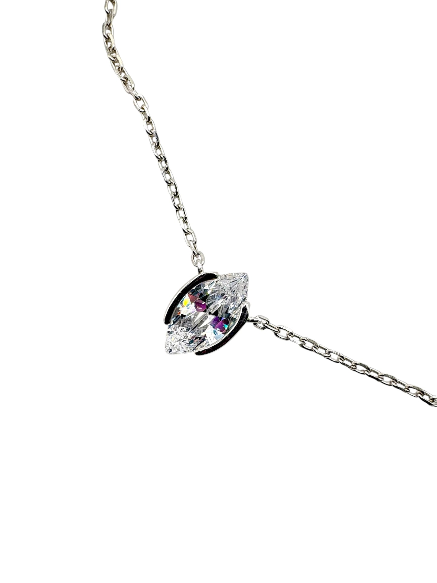 Cadena con piedra circonita ovalada hecho de plata 925