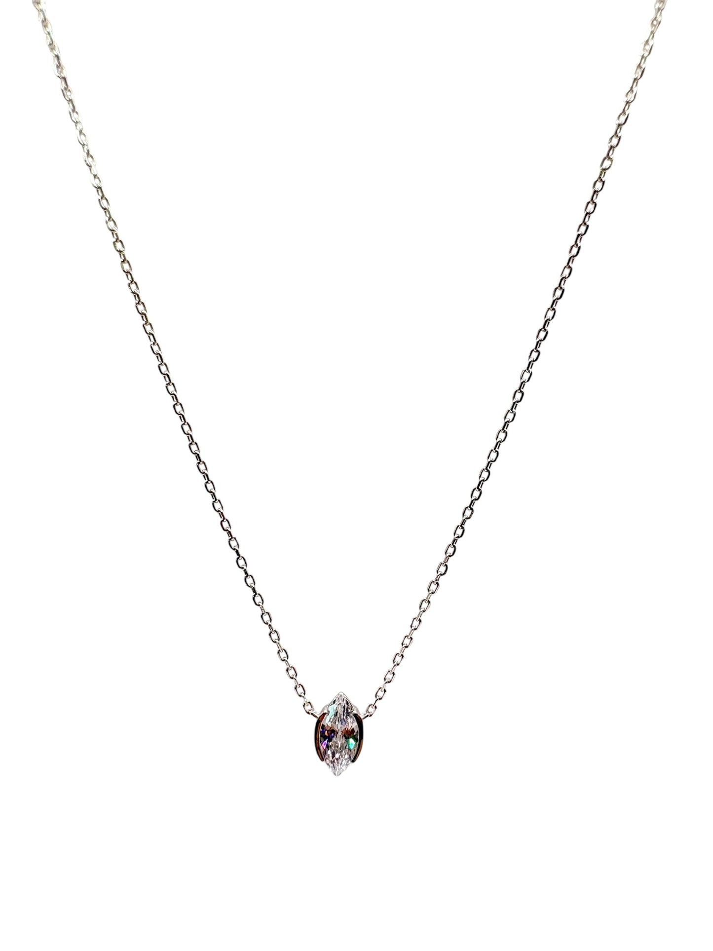 Cadena con piedra circonita ovalada hecho de plata 925