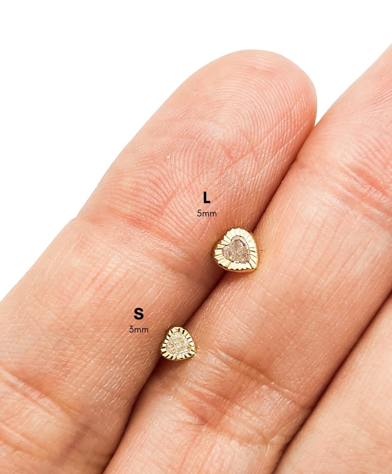 Par de Broquel corazón con bisel facetado y piedra blanca chico y grande oro 10k