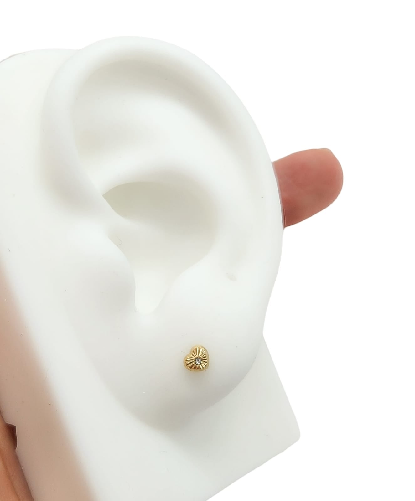 Par o Pieza de Broquel Corazón Diamantado con Zirconia Blanca Oro de 10k DORADO