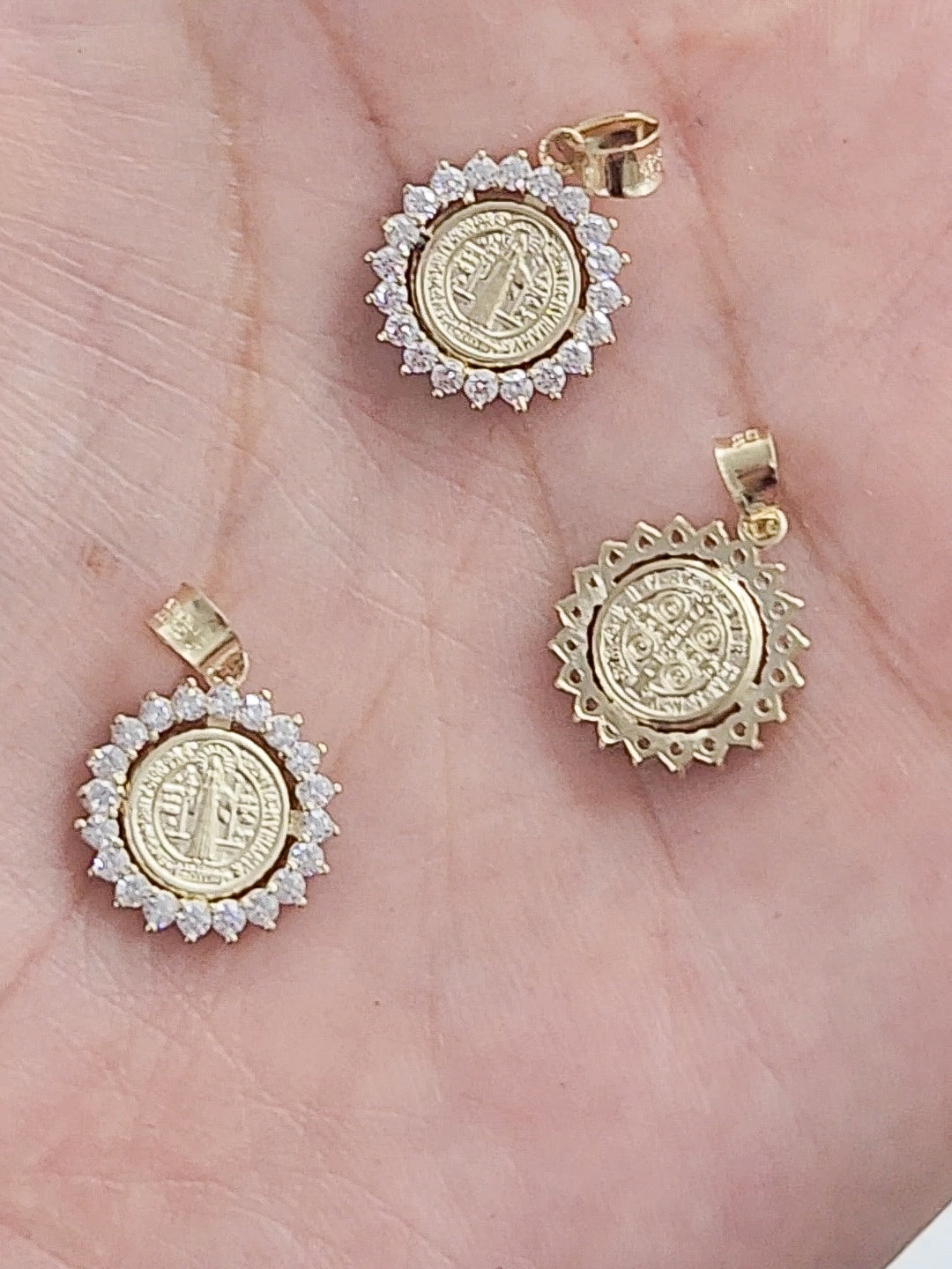 Dije medalla San Benito con zirconias blancas redondo oro 10k