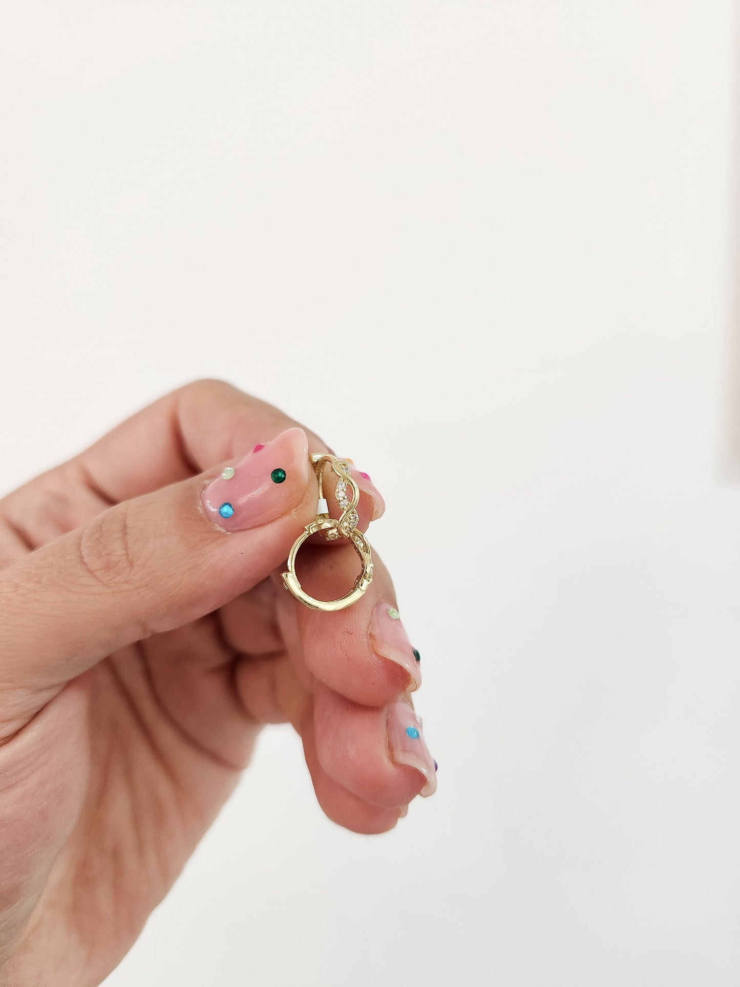 Huggies infinito con piedras oro 10k