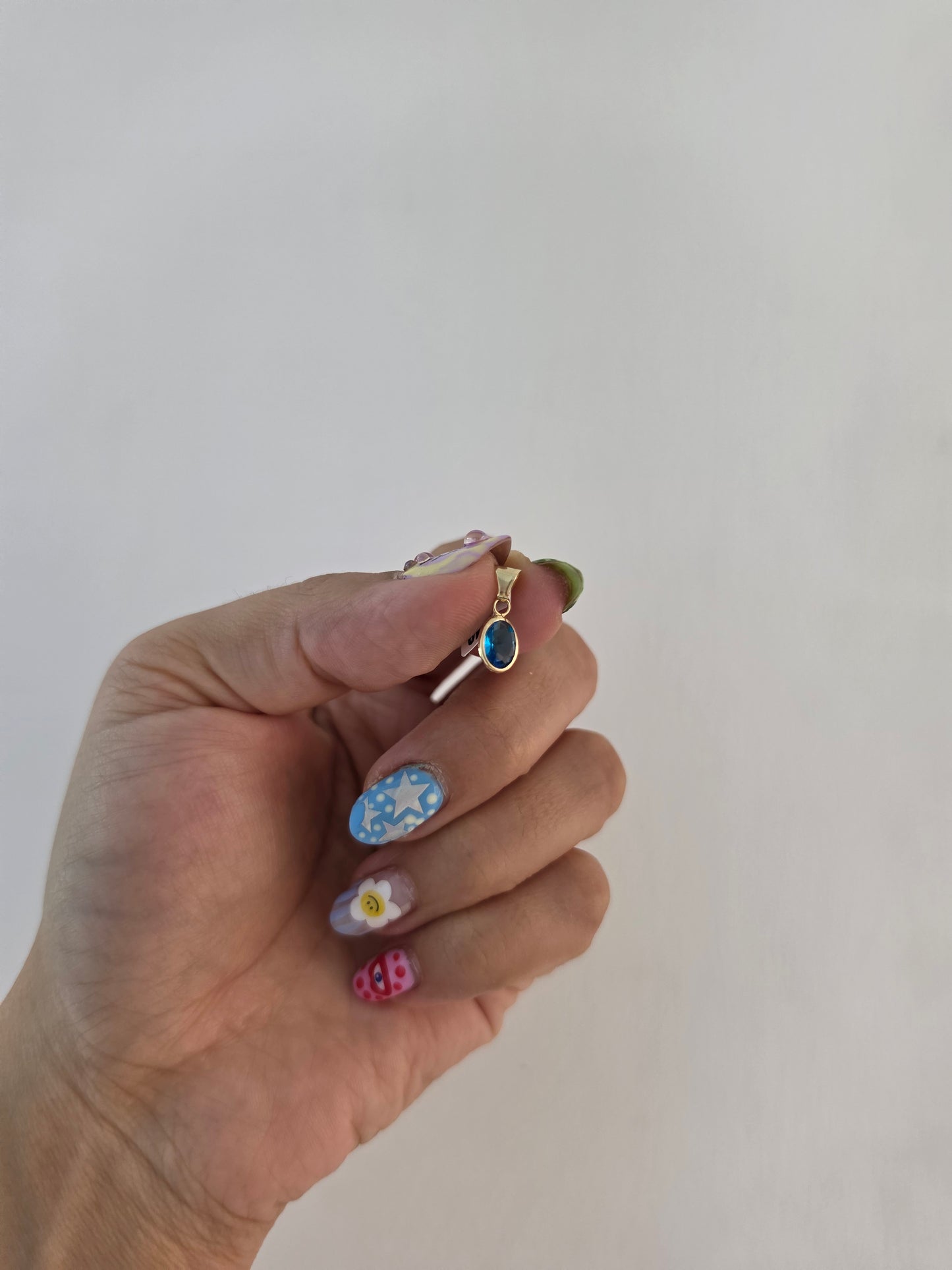 Dije corte oval con zirconia azul aqua oro 10k