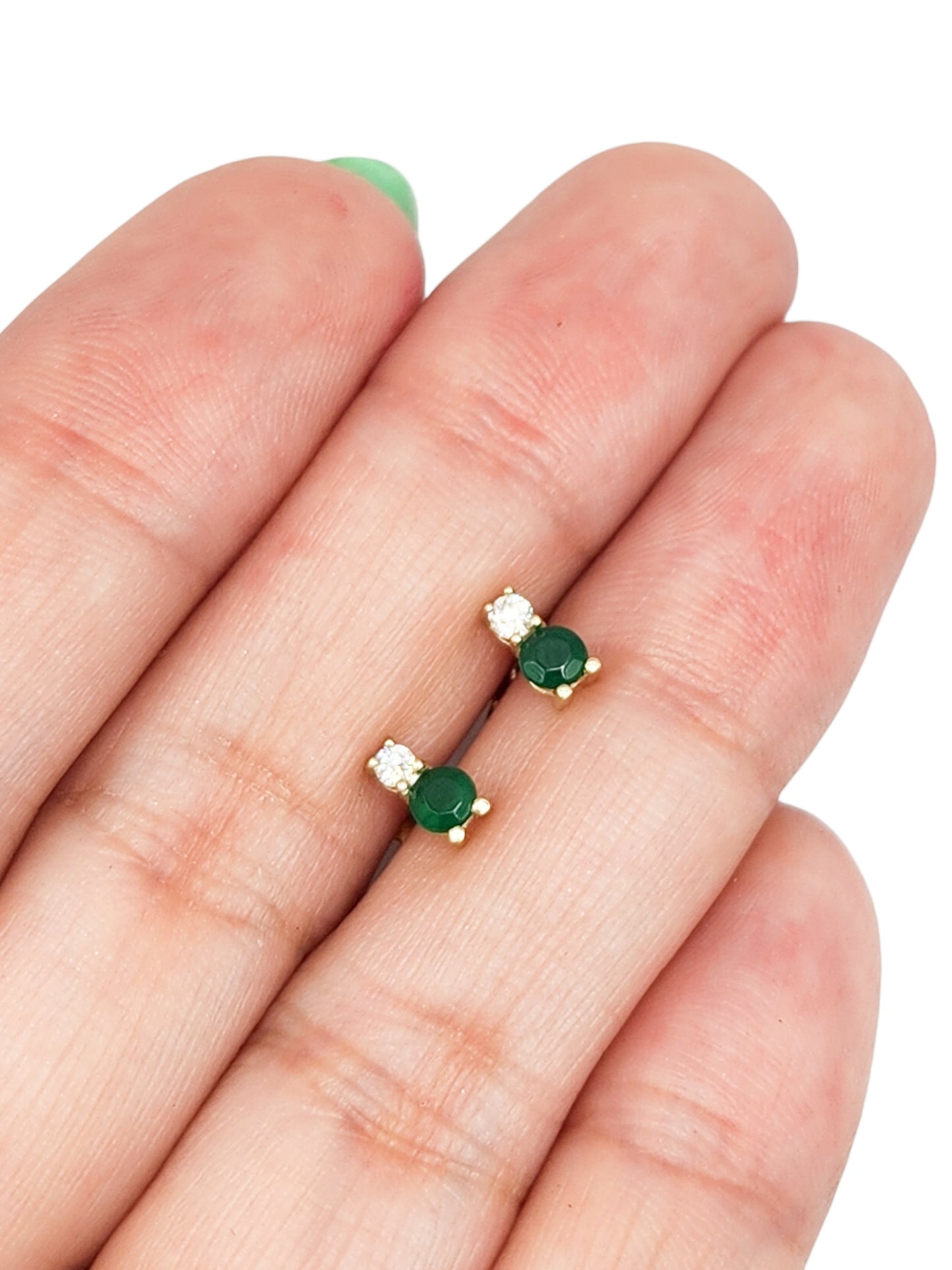 Aretes tu y yo esmeralda natural y diamante de laboratorio oro 10k