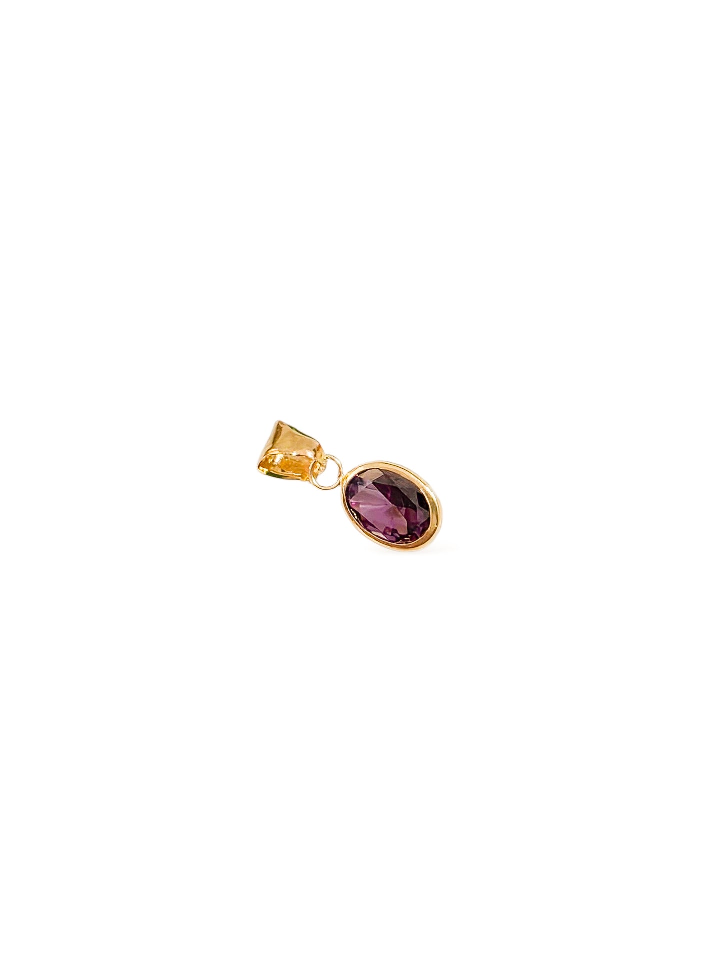 Dije corte oval con zirconia morado oro 10k