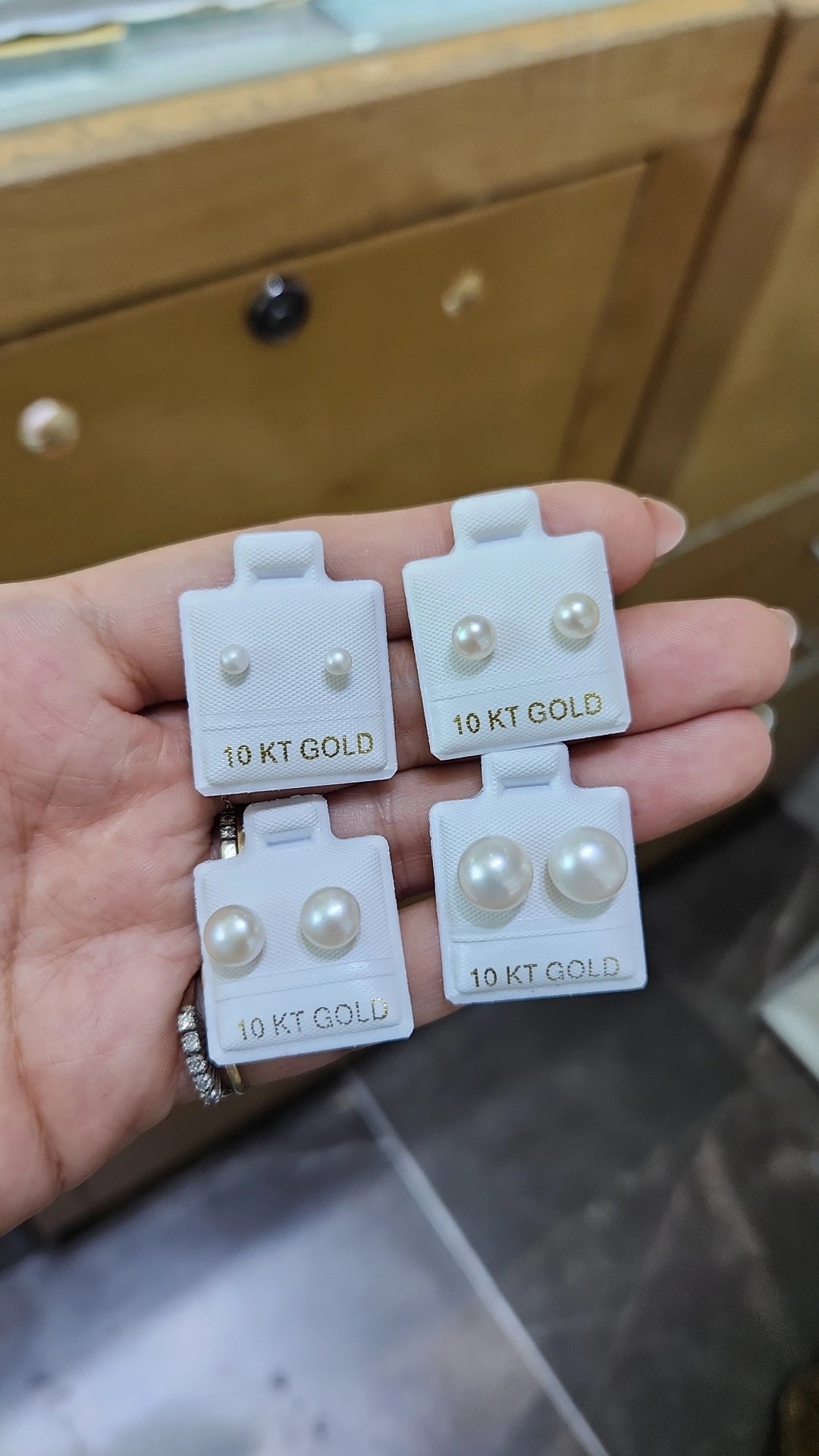 Par de Broquel perla natural básico oro 10k dorado