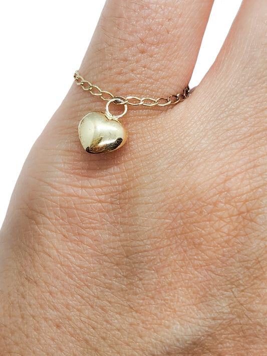 Anillo cadena con charm corazón semilla de melón oro 10k