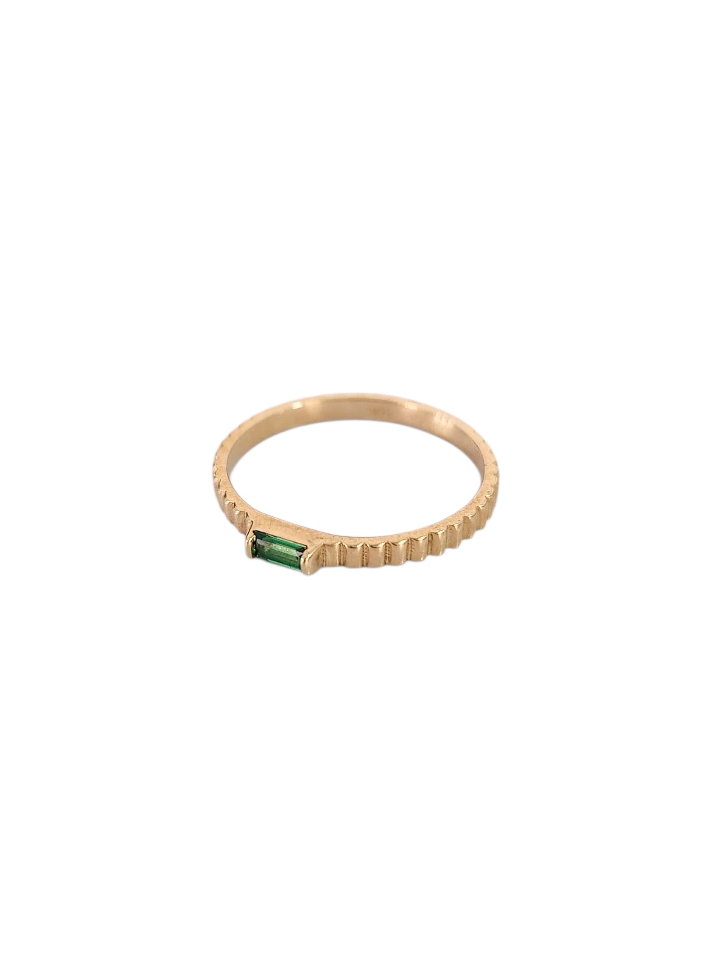 Anillo verde esmeralda líneas oro 10k dorado
