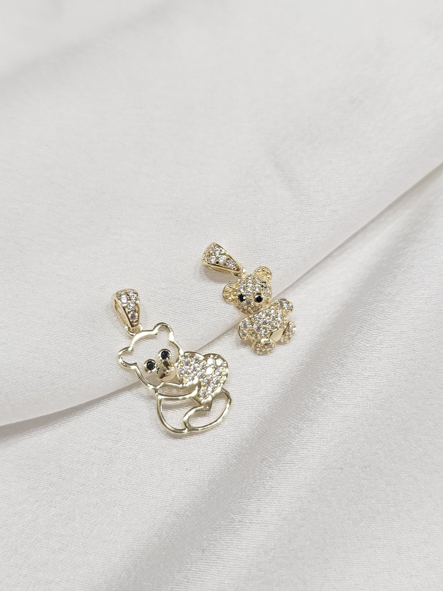 Dije osito contorno con zirconias blancas 10k