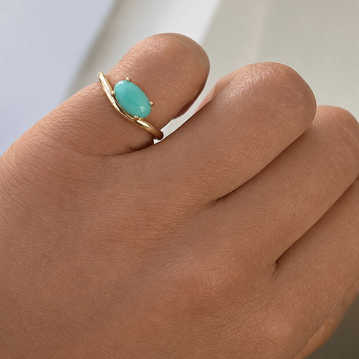 Anillo pinky ring curvo con turquesa natural oro 10k