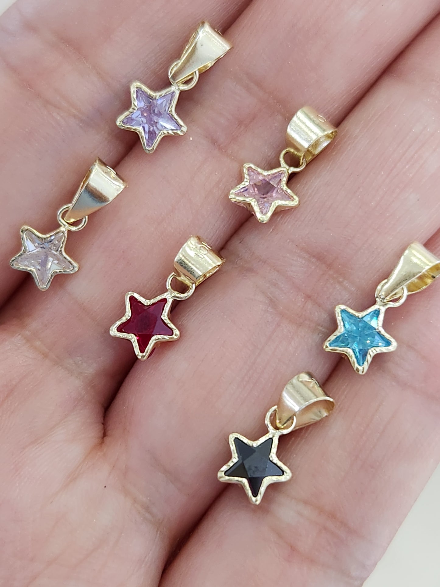 Dije estrella básico con bisel y piedra zirconia oro 10k