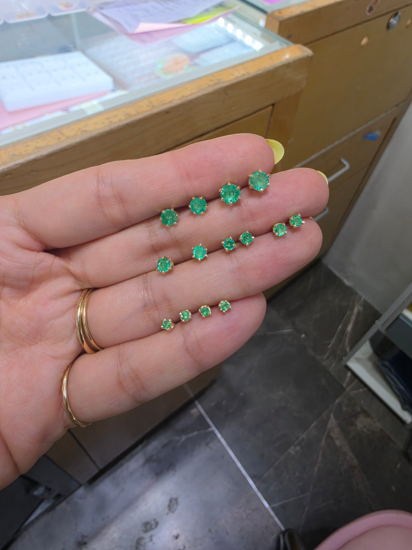 Aretes Esmeralda natural oro 10k