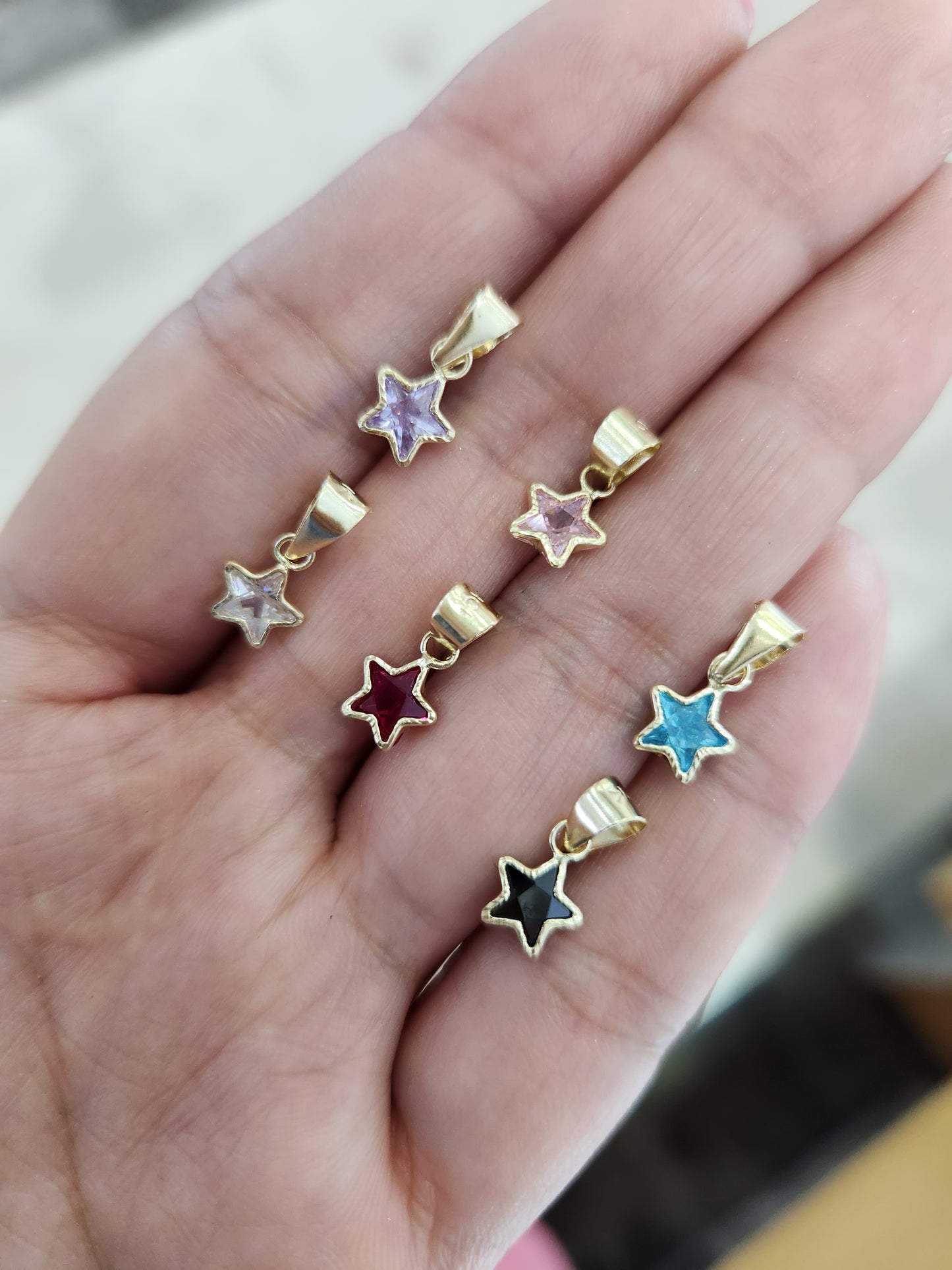 Dije estrella básico con bisel y piedra zirconia oro 10k