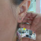 Par de Aretes broquel piedra natural esmeralda plata 925 con baño de oro
