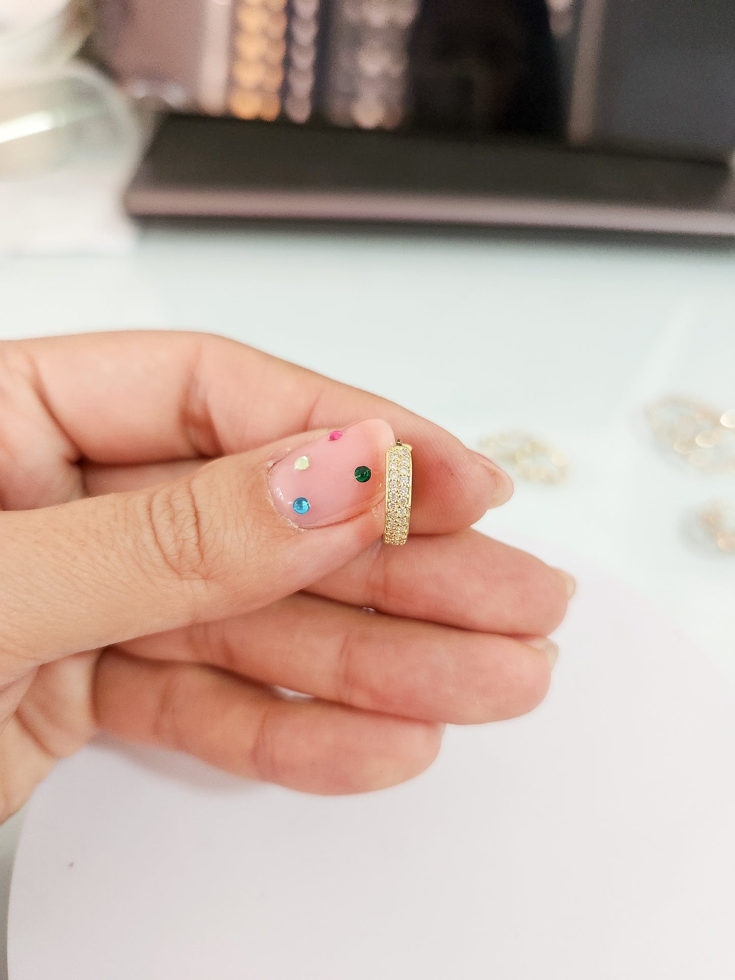 Huggies doble con piedras blancas (doble vista) oro 10k