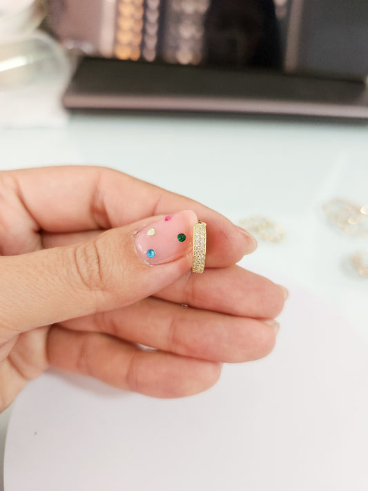 Huggies doble con piedras blancas (doble vista) oro 10k