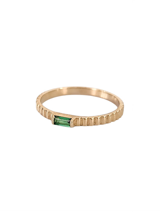 Anillo verde esmeralda líneas oro 10k dorado