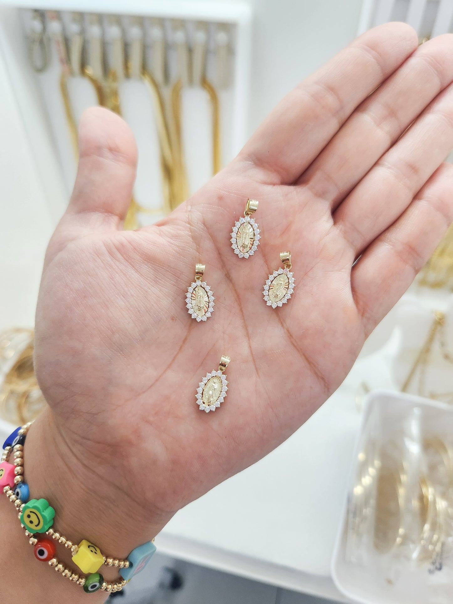 Dije medalla virgen con zirconias blancas oval oro 10k