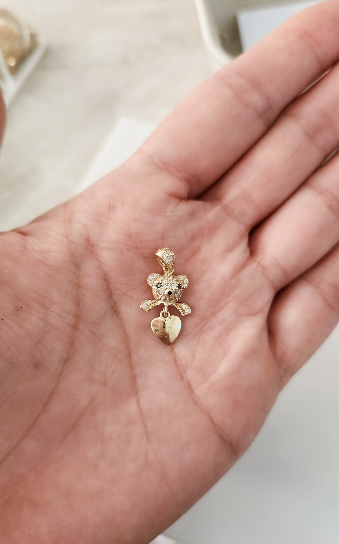 Dije oso con charm de corazón con zirconias blancas 10k