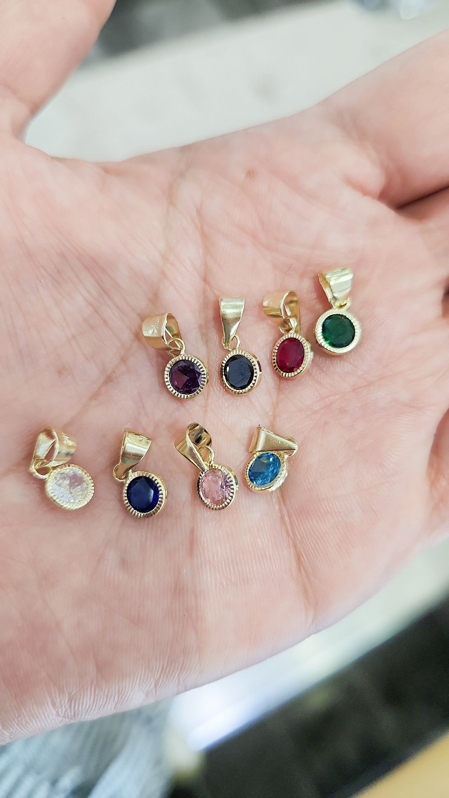 Dije redondo básico con bisel y piedra zirconia oro 10k