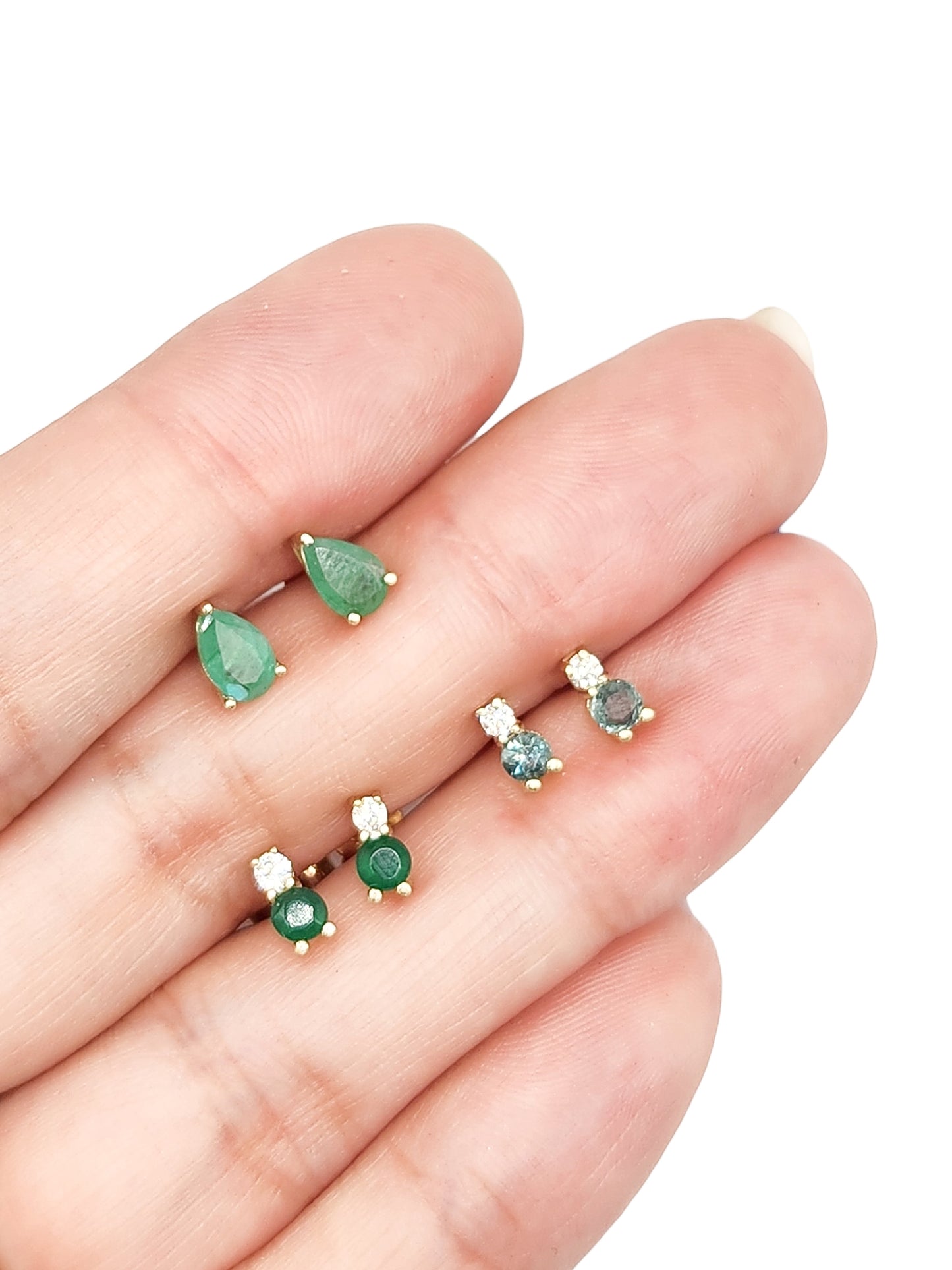 Aretes tu y yo esmeralda natural y diamante de laboratorio oro 10k