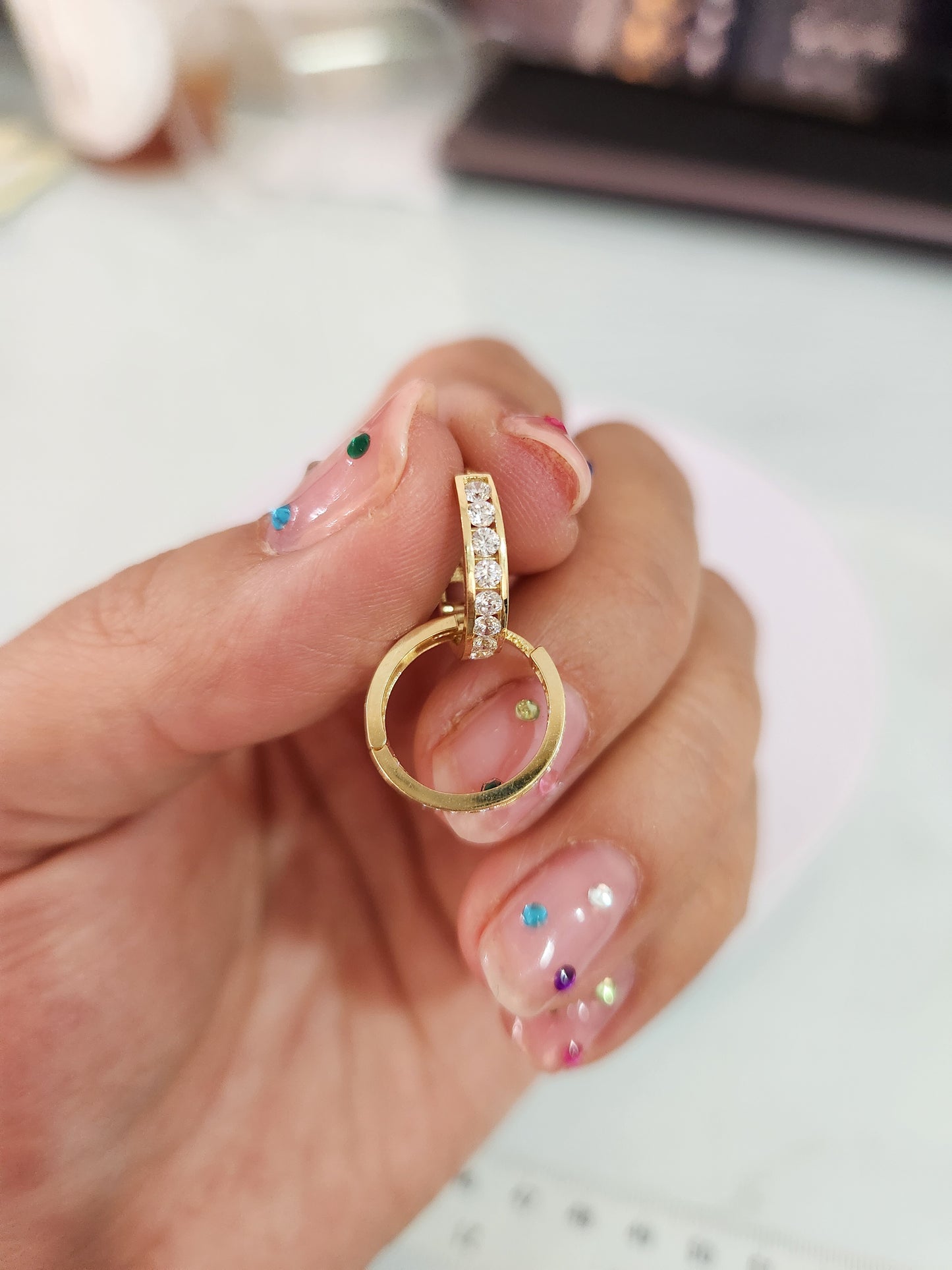 Huggies con piedras biseladas oro 10k