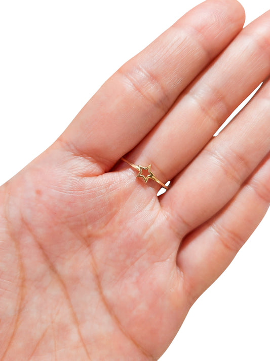 Anillo estrella contorno liso oro 10k