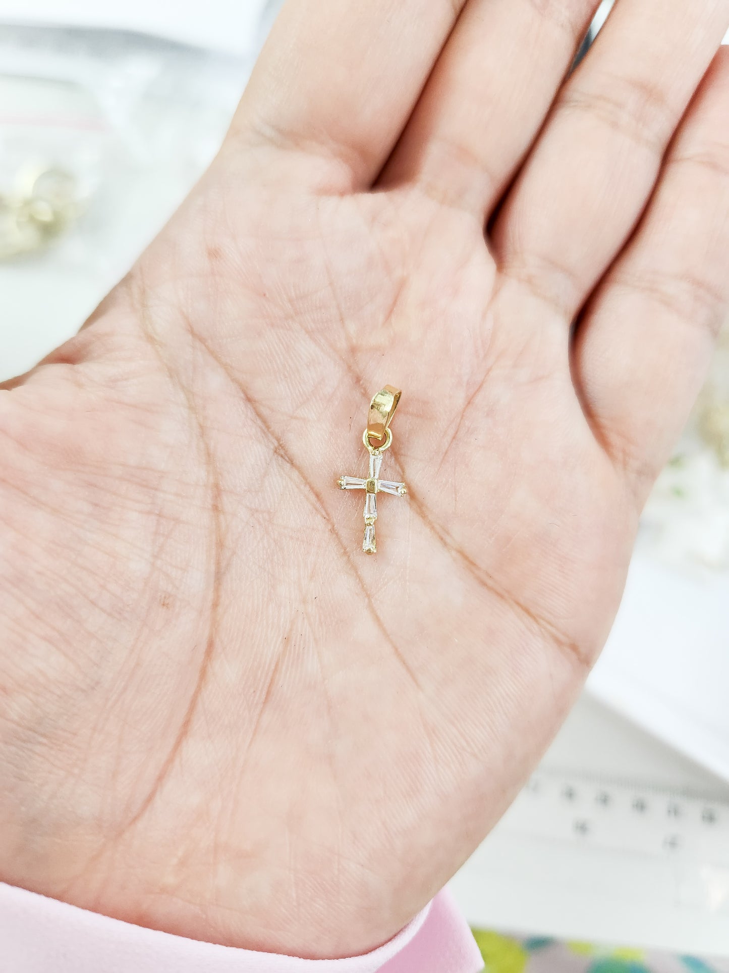Dije cruz con piedras blancas mini oro 10k