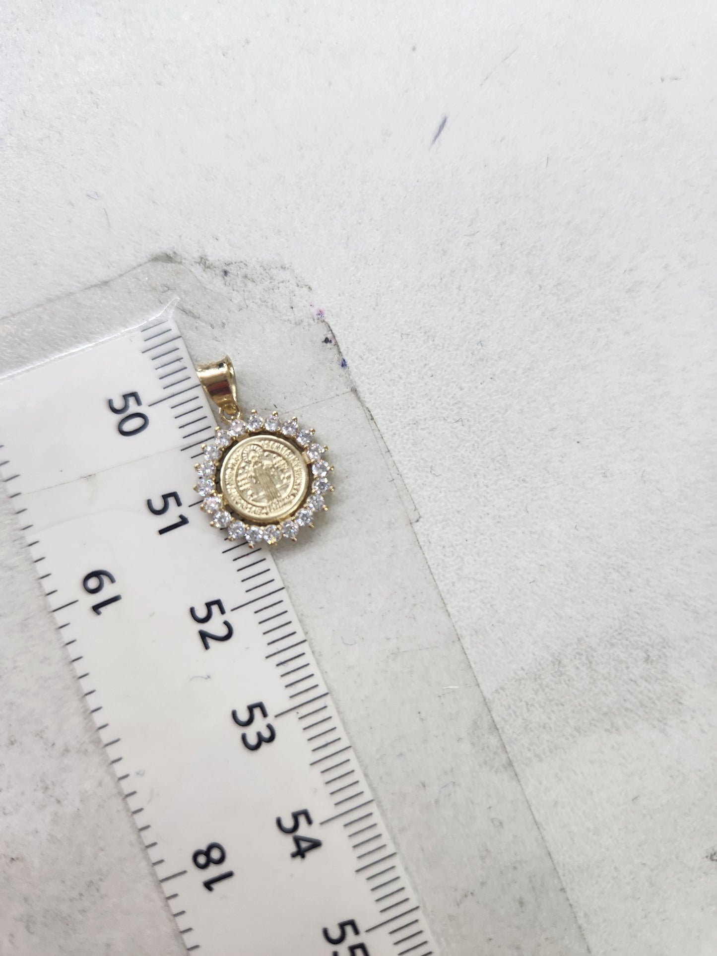 Dije medalla San Benito con zirconias blancas redondo oro 10k
