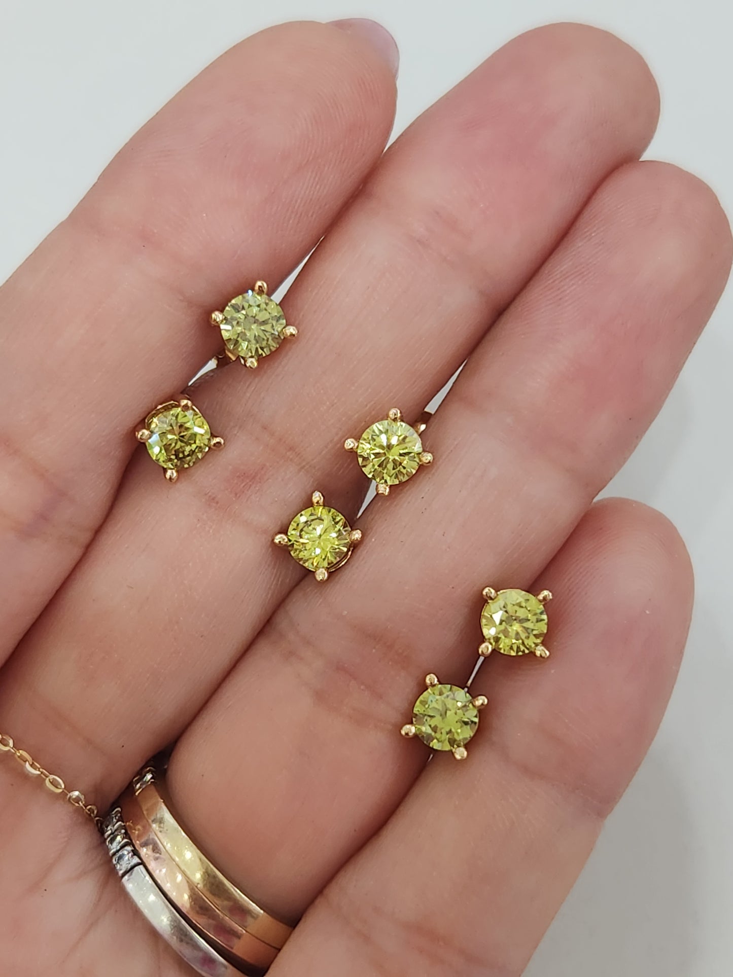 Aretes piedra natural peridoto plata 925 y baño de oro 5mm