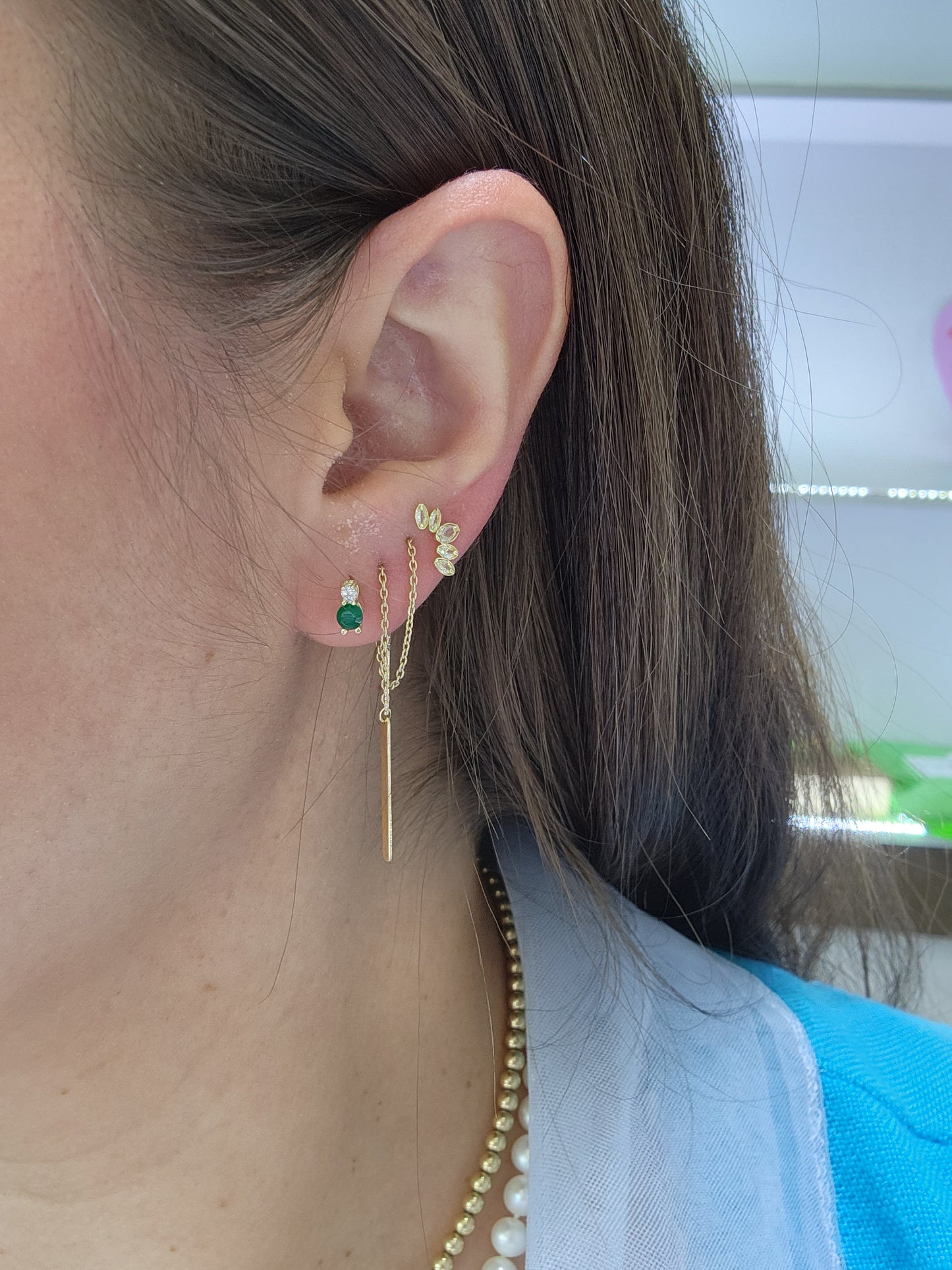 Aretes tu y yo esmeralda natural y diamante de laboratorio oro 10k