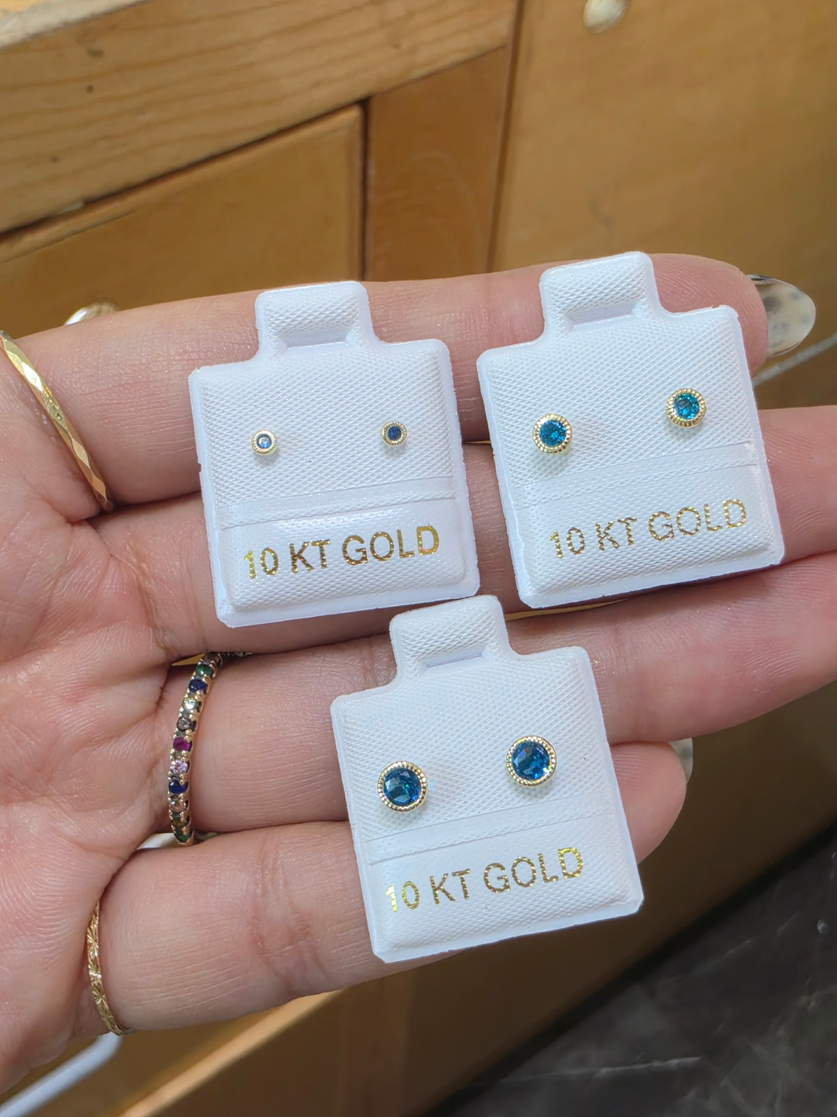 Par de Broquel bisel facetado básico azul cielo oro 10k