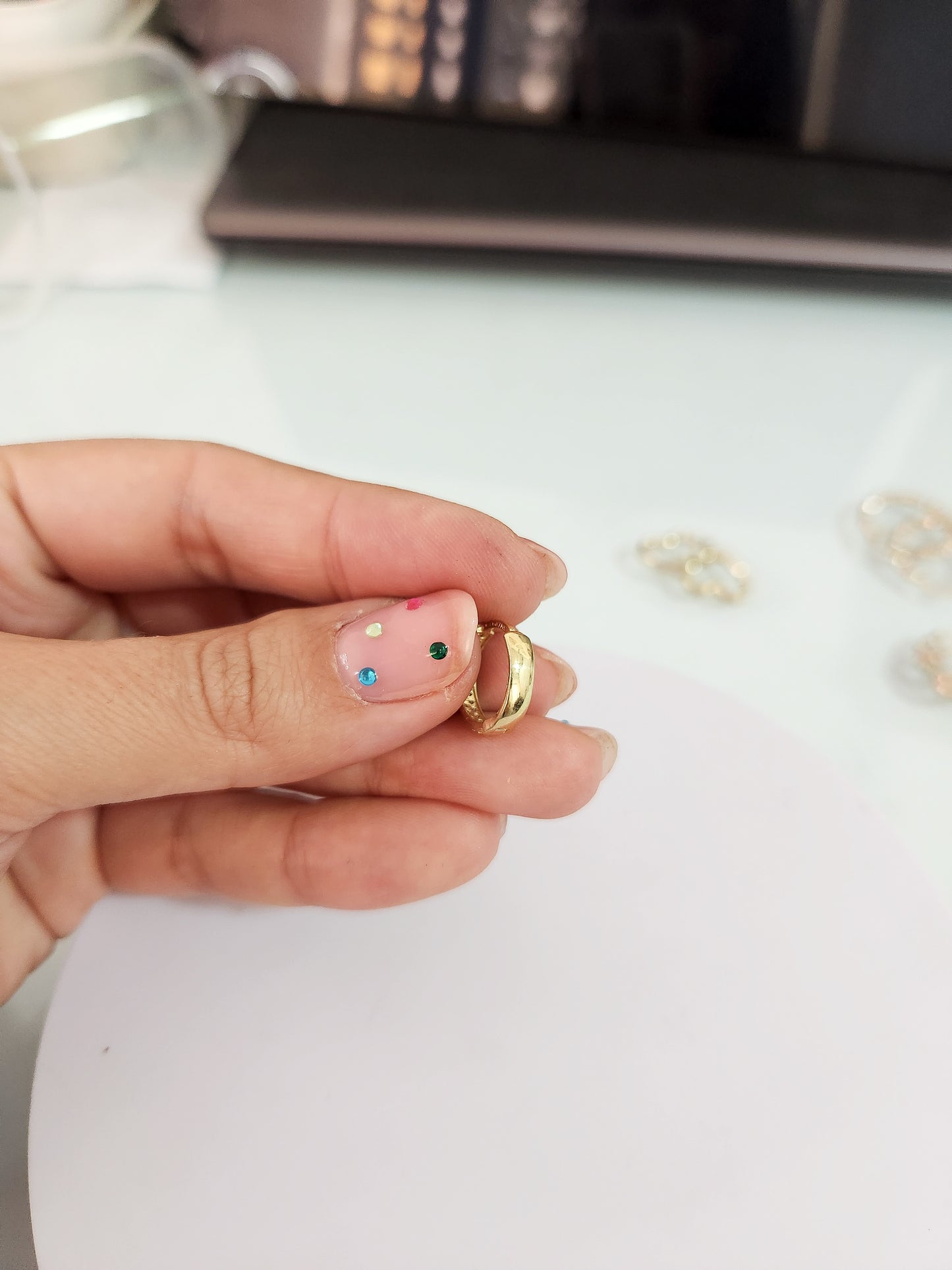 Huggies doble con piedras blancas (doble vista) oro 10k