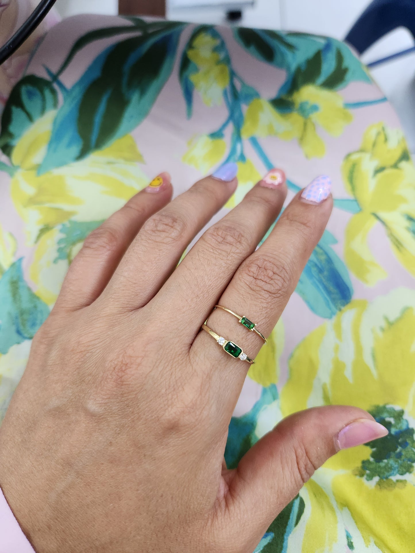 Anillo ultradelgado verde esmeralda oro 10k dorado