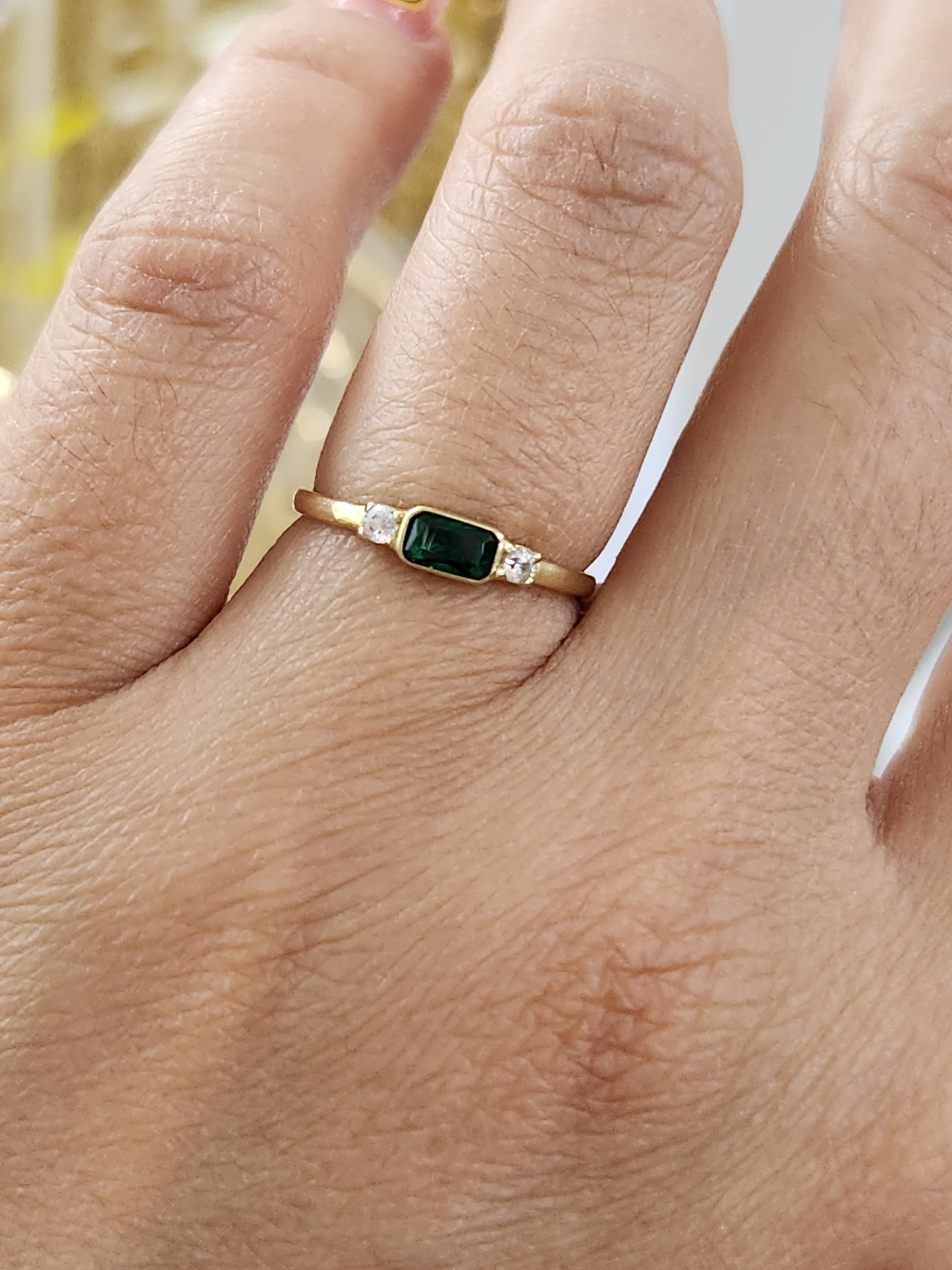 Anillo verde esmeralda con piedra blanca oro 10k dorado