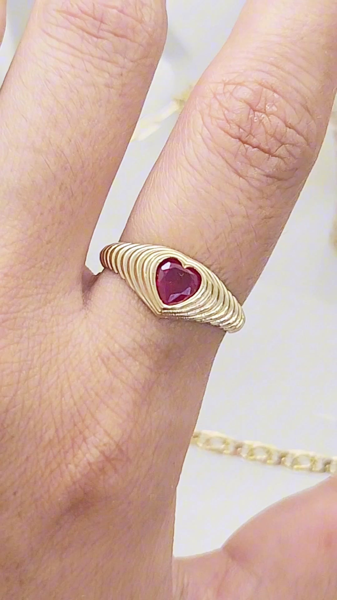 Anillo destellos corazón piedra rosa fiucsa oro 10k