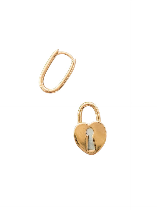 Huggies con opción de charms oro 10k