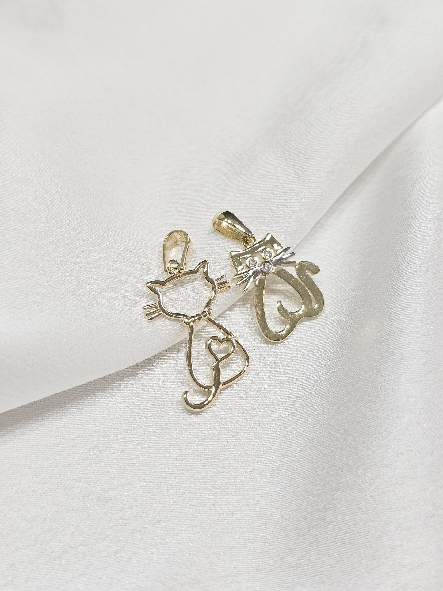 Dije gato contorno liso oro 10k