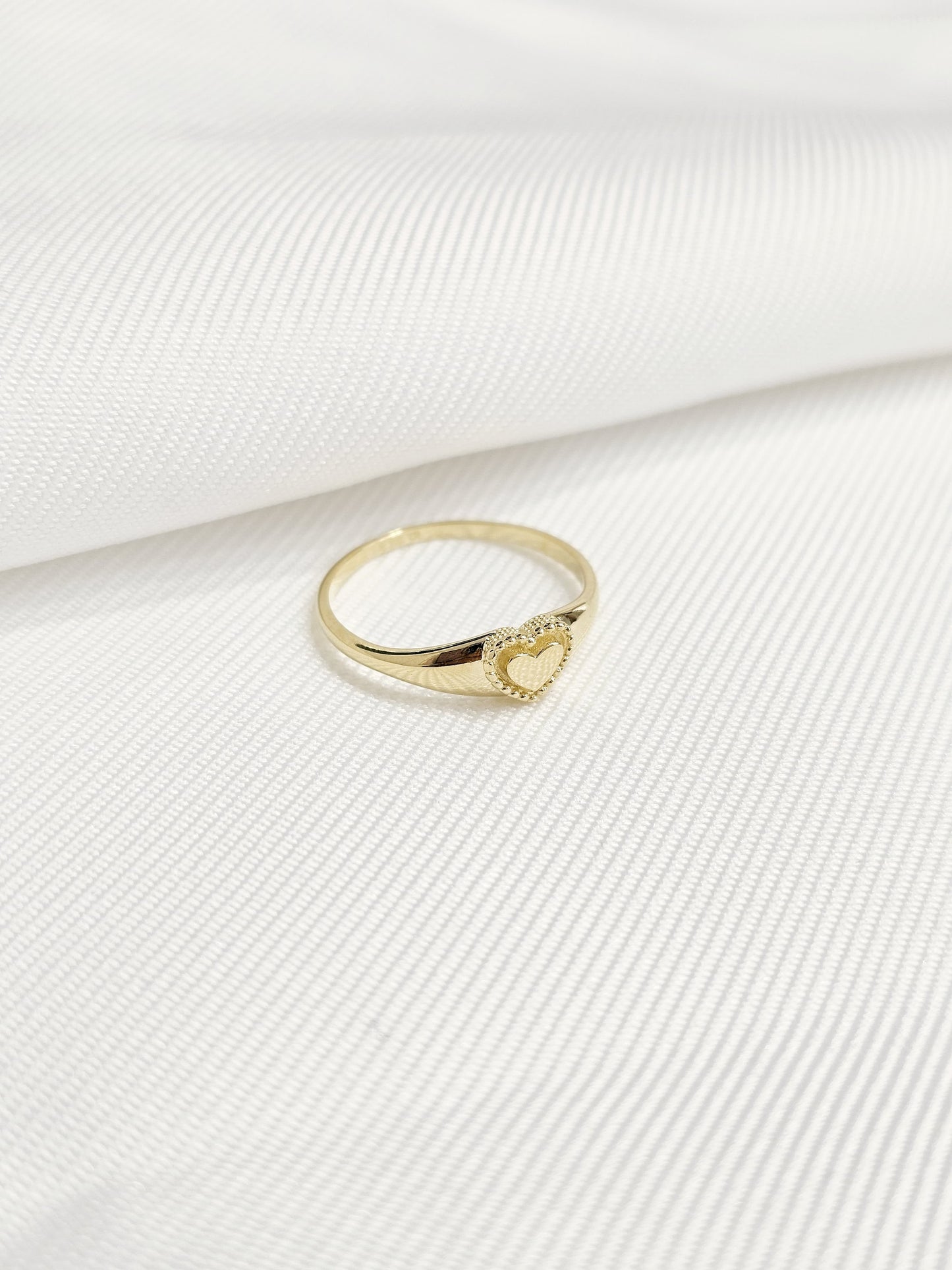 Anillo sello corazón en oro 10k dorado