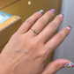 Anillo "V" con Esmeralda natural PREMIUM