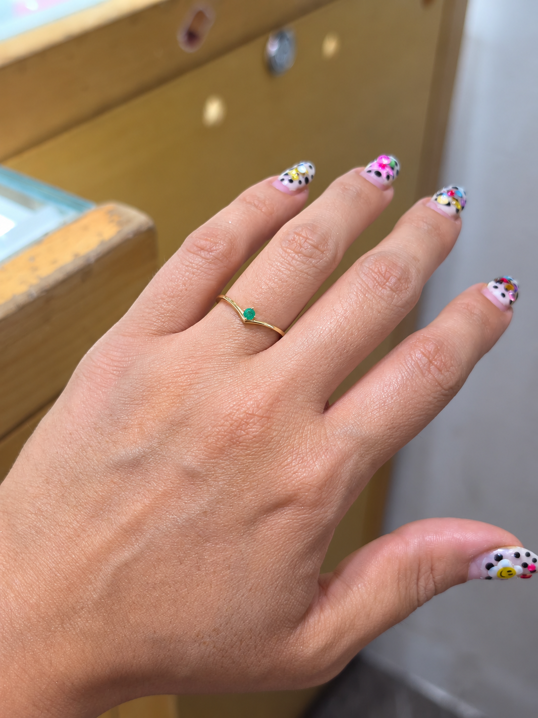 Anillo "V" con Esmeralda natural PREMIUM