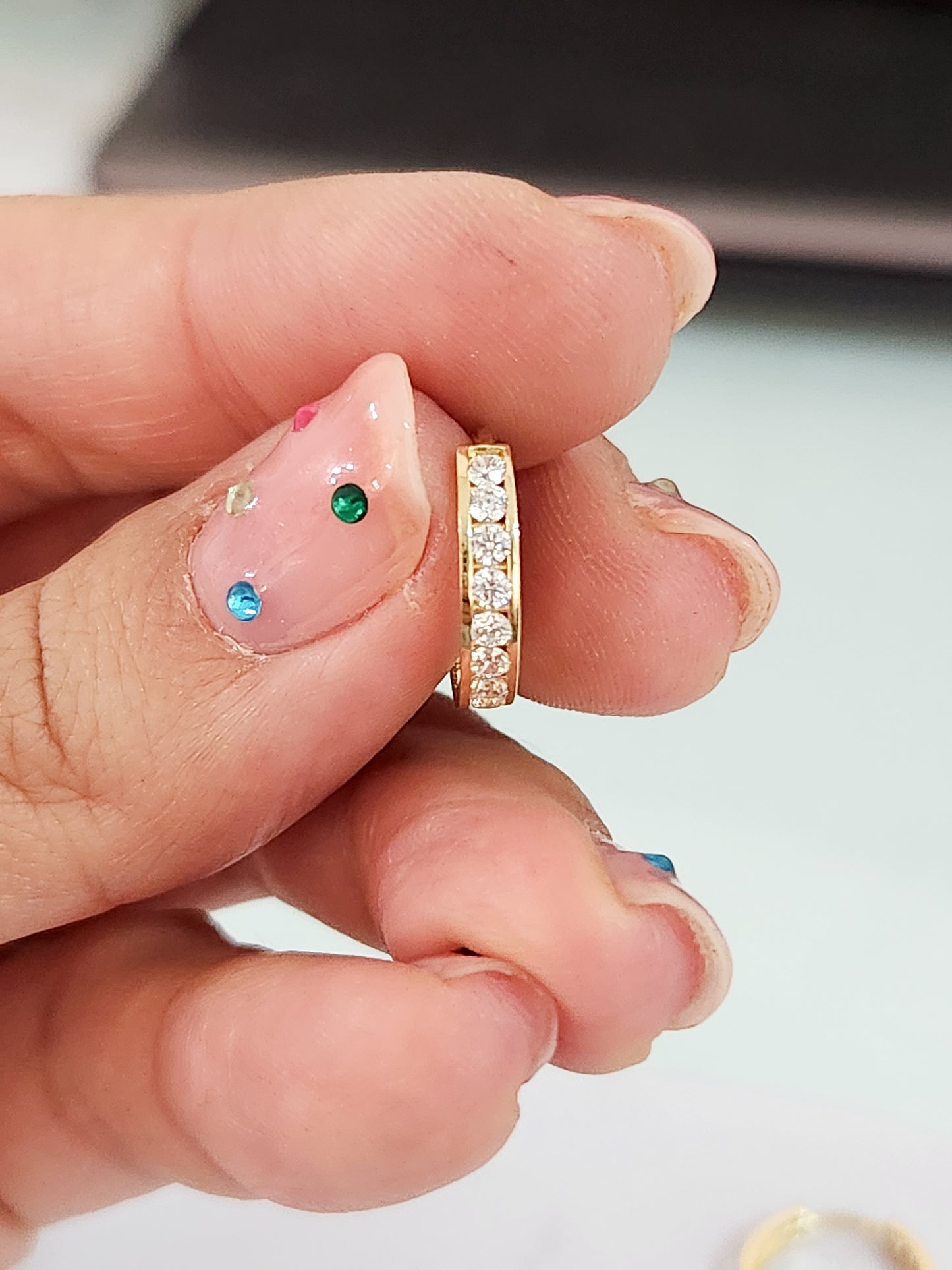 Huggies con piedras biseladas oro 10k