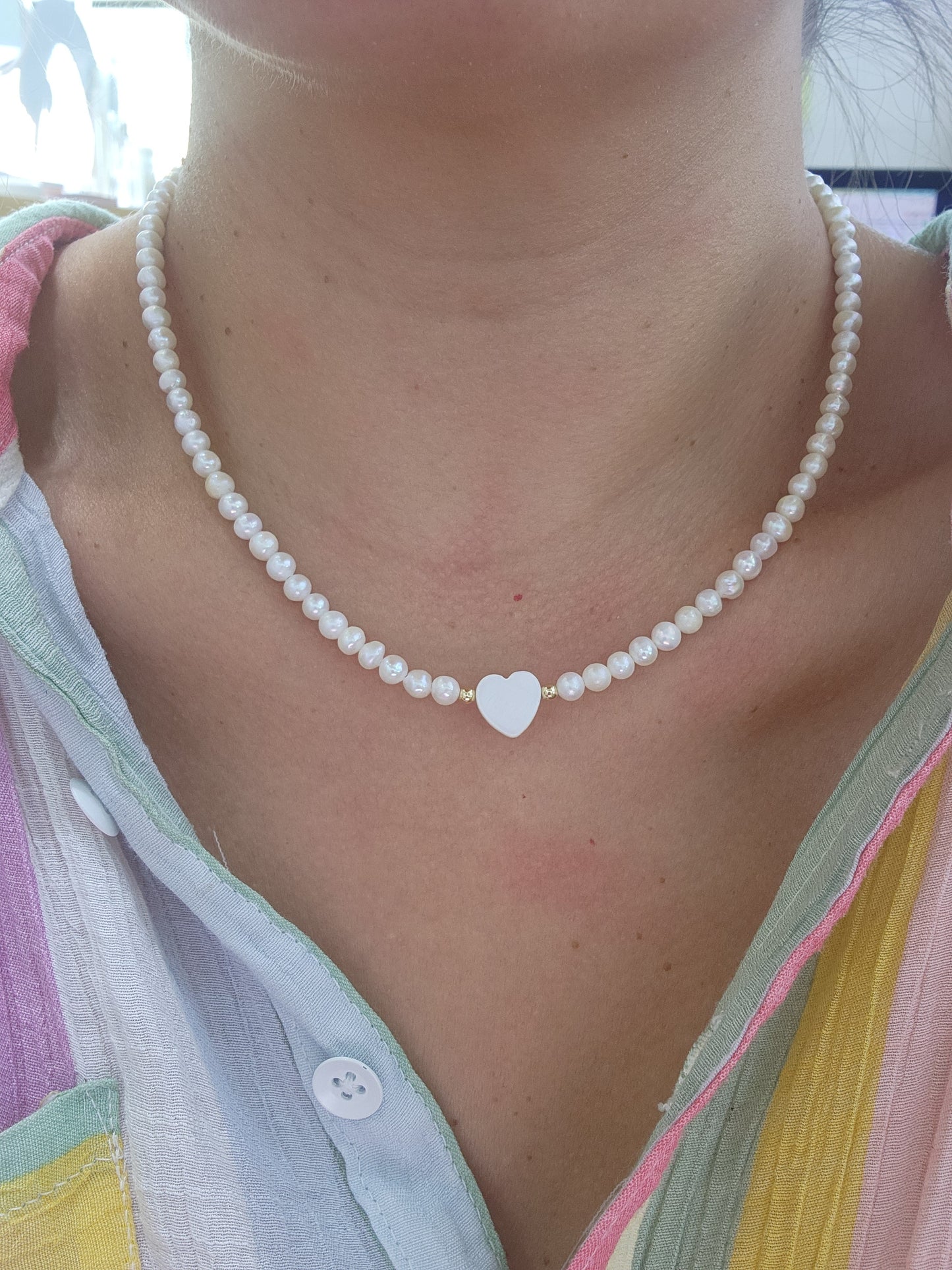 Collar de perlas y bimetal con dije corazón