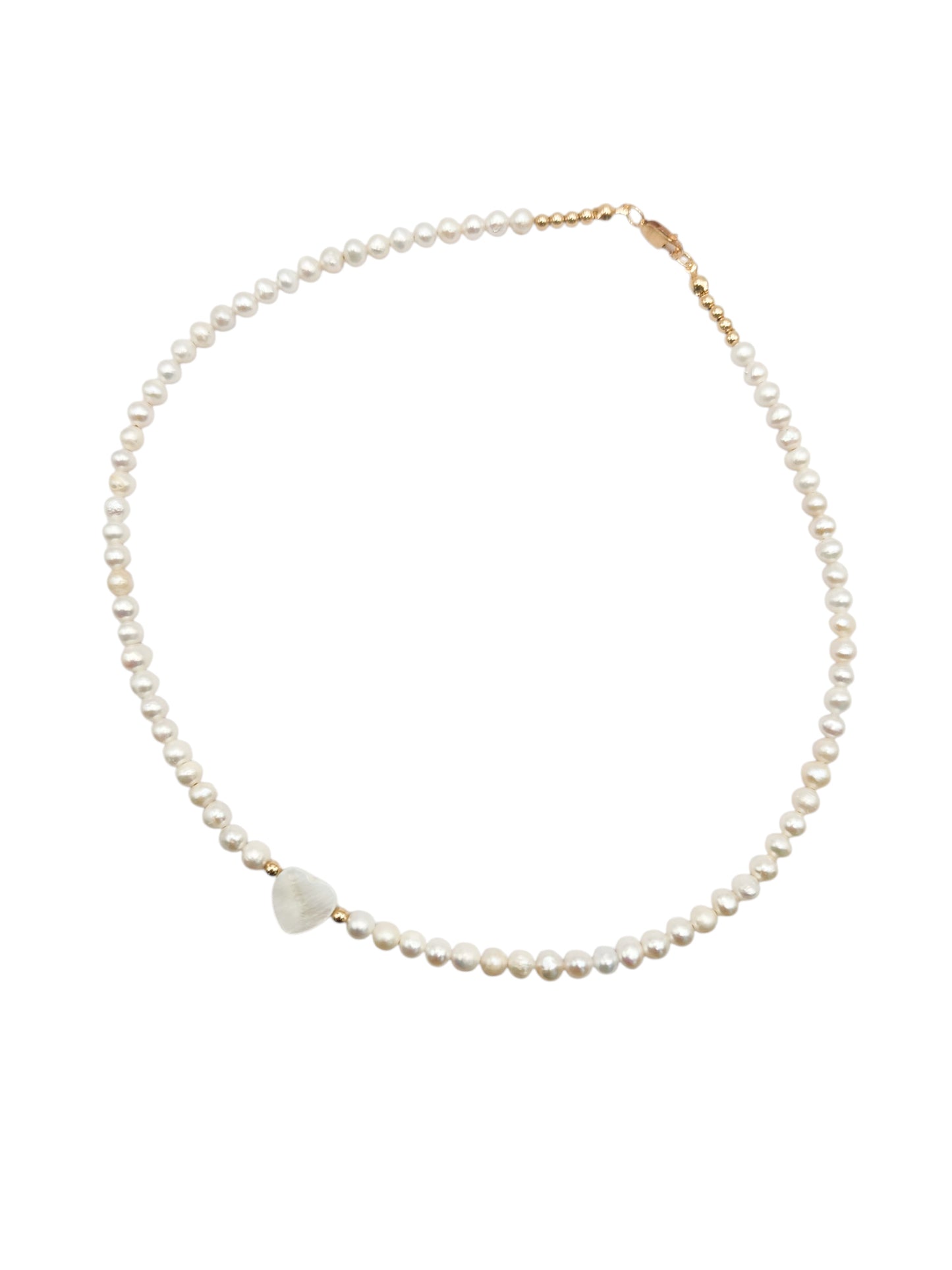 Collar de perlas y bimetal con dije corazón