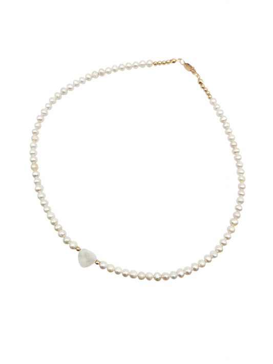 Collar de perlas y bimetal con dije corazón